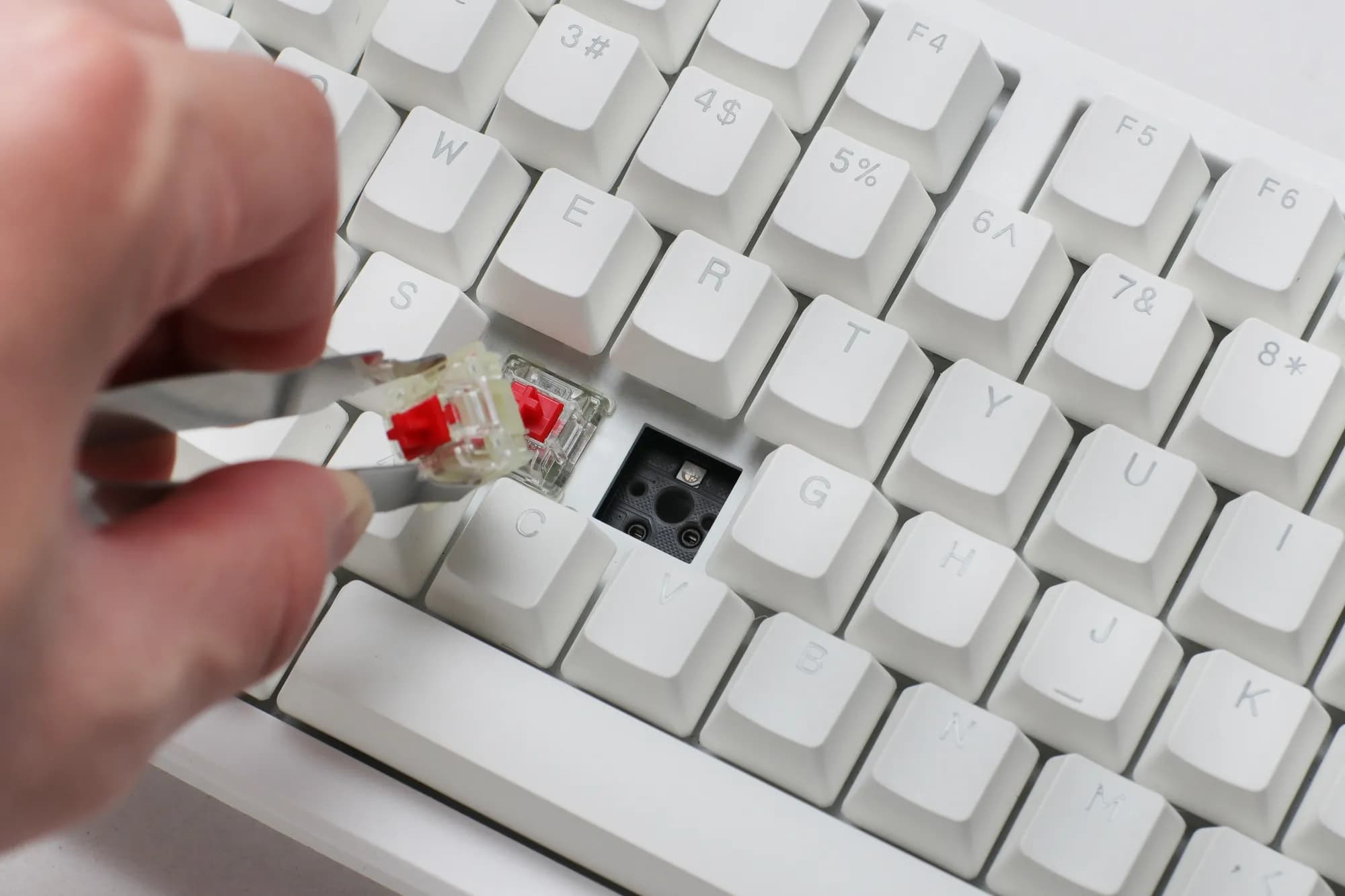 Ducky Keyboard Zero 6108 100% Mechanical Wireless Keyboard; RGB; USB 2.0 / 2.4GHz / BT - White - Cherry MX2A Brown switches.